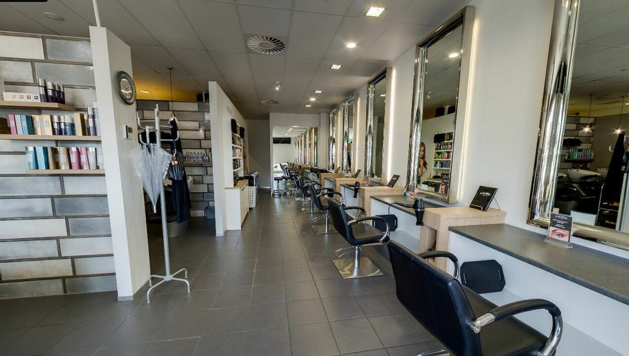 At The Terrace Hair Makeup and Beauty изображение 1