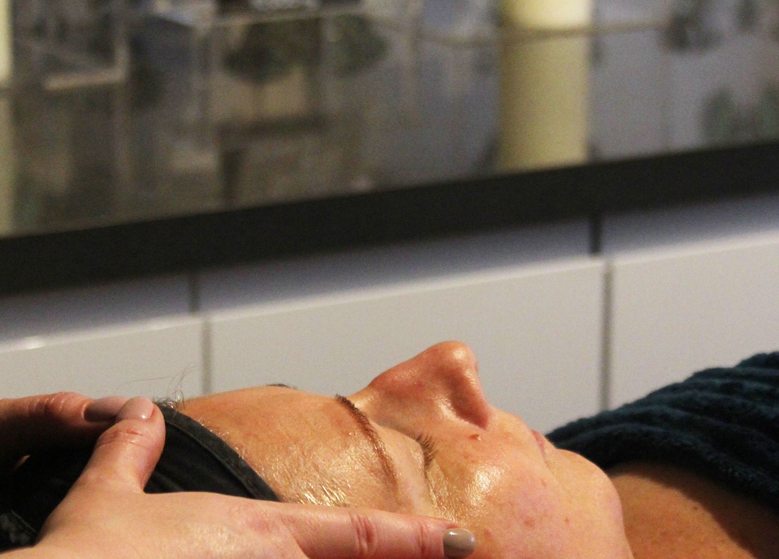 Relaxing facial massage at Senses Beauty, Warwick, England, GB. Experience tranquility here.