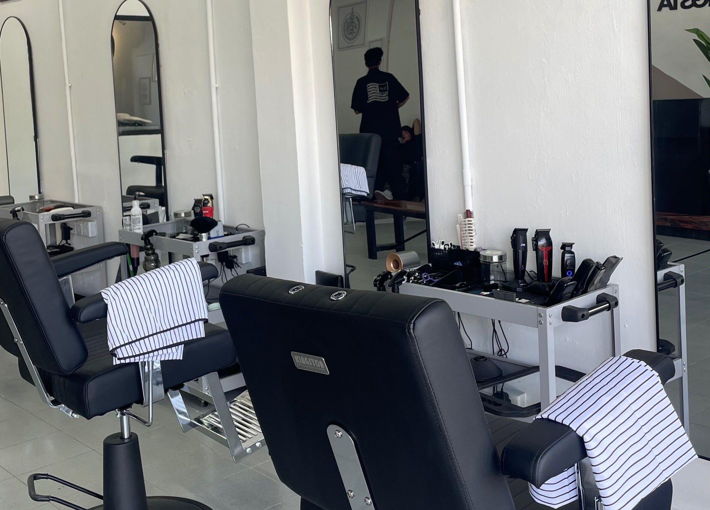 Elegant salon setup at Cuts & Cloud Mawar, Pontian, Johor, MY, featuring stylish black chairs and mirrors.