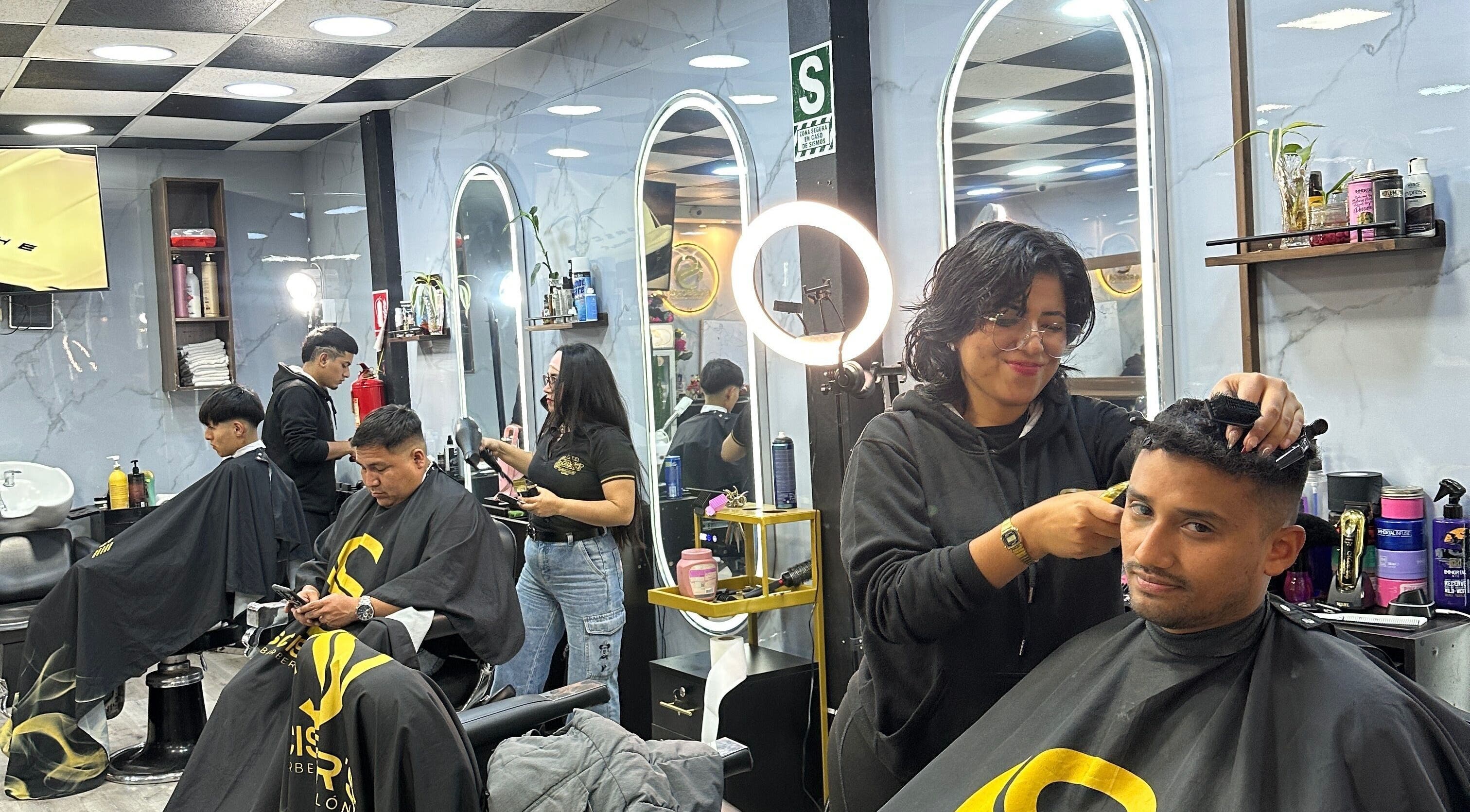 Servicio de peluquería en Scissors Barberia Salon, Rímac, Municipalidad Metropolitana de Lima, PE.