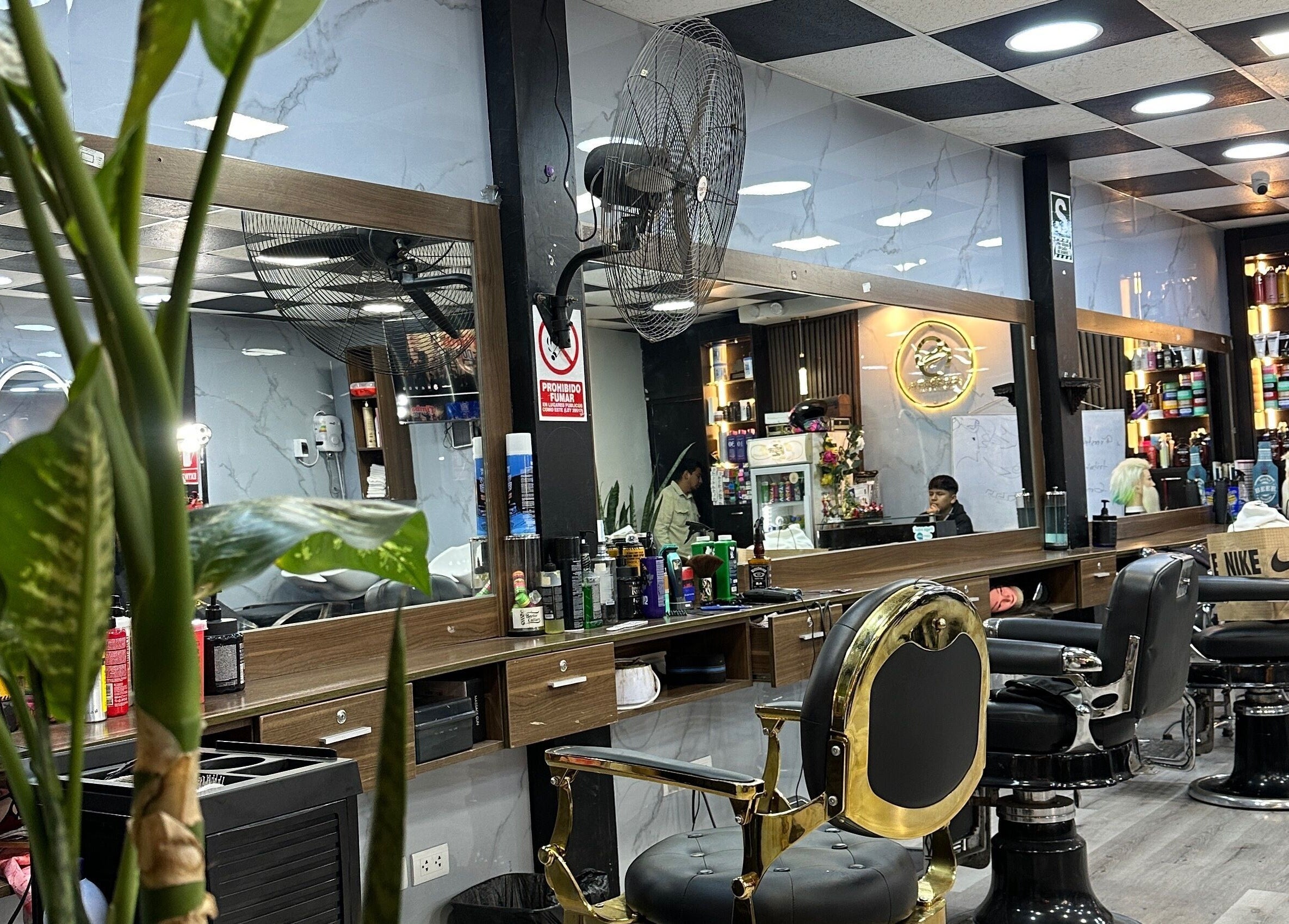 Interior moderno de Scissors barberia salon en Rímac, Municipalidad Metropolitana de Lima, PE.