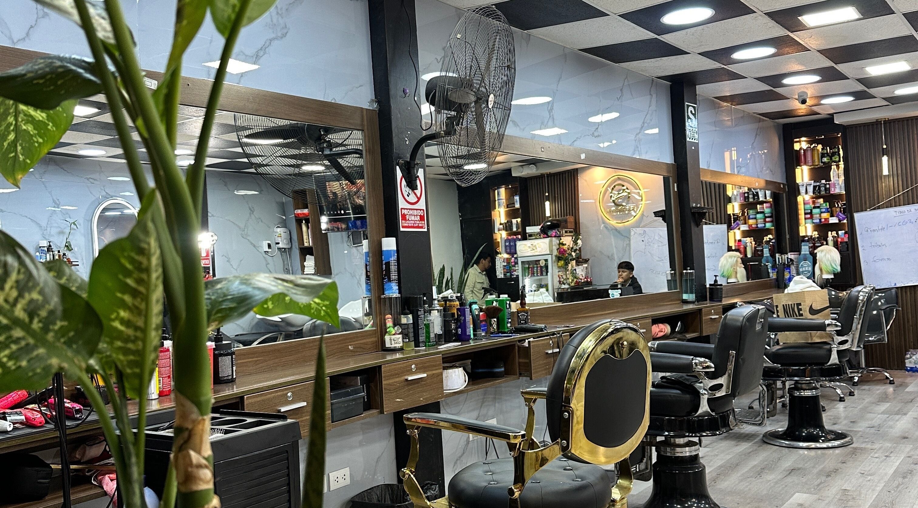 Interior moderno de Scissors barberia salon en Rímac, Municipalidad Metropolitana de Lima, PE.