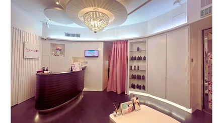 Elegant reception area of Honeypot Wax Boutique (Causeway Bay) in Causeway Bay, HK, featuring stylish decor.