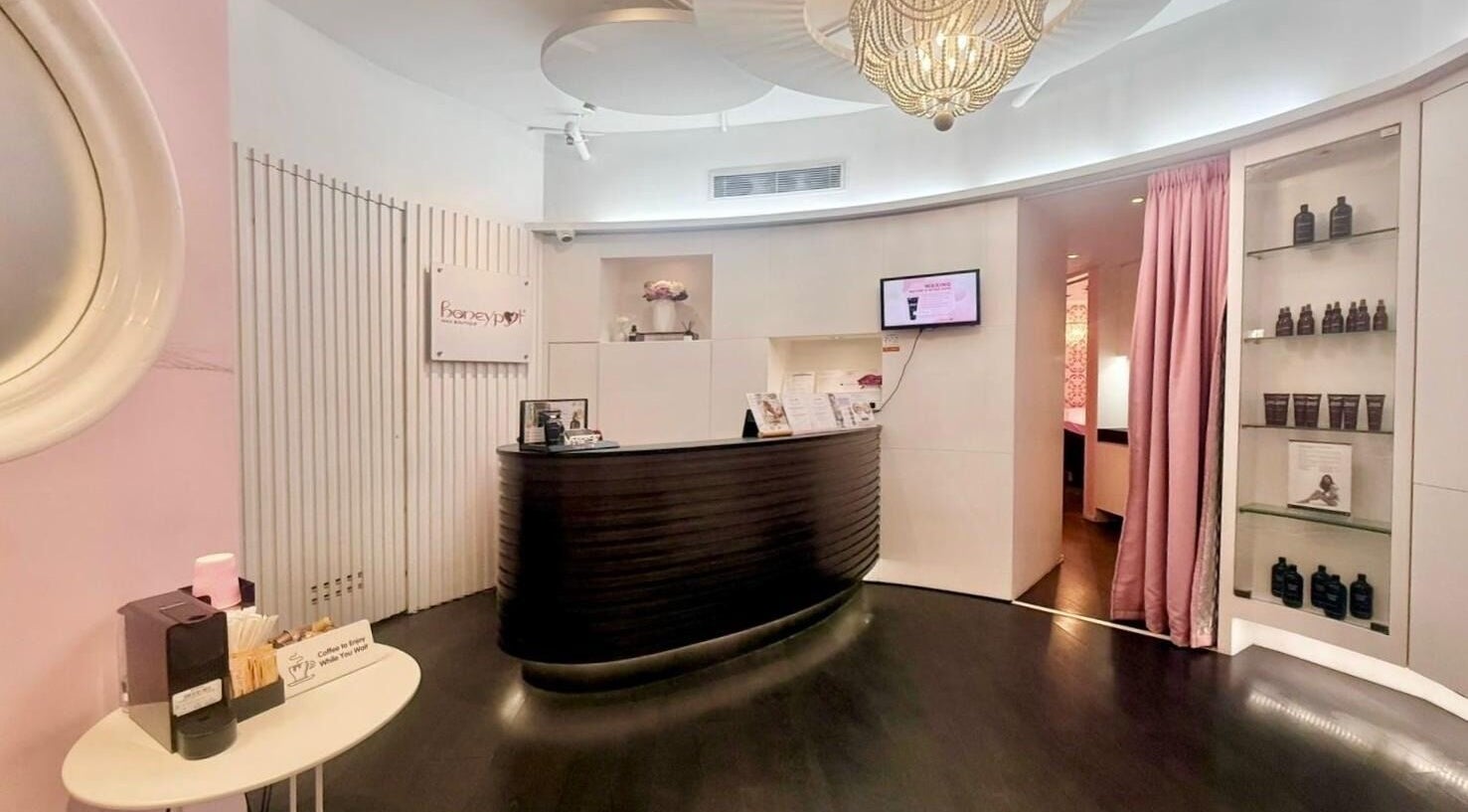 Elegant reception at Honeypot Wax Boutique (Causeway Bay), inviting relaxation in Causeway Bay, HK.