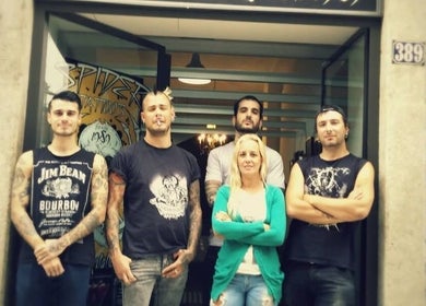 Equipe da SPIDER TATTOOS em frente ao estúdio em Porto, Porto, PT.