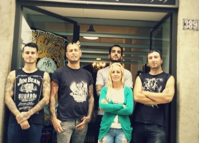 Equipe da SPIDER TATTOOS em frente ao estúdio em Porto, Porto, PT.