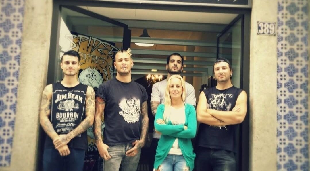 Equipe da SPIDER TATTOOS em frente ao estúdio em Porto, Porto, PT.