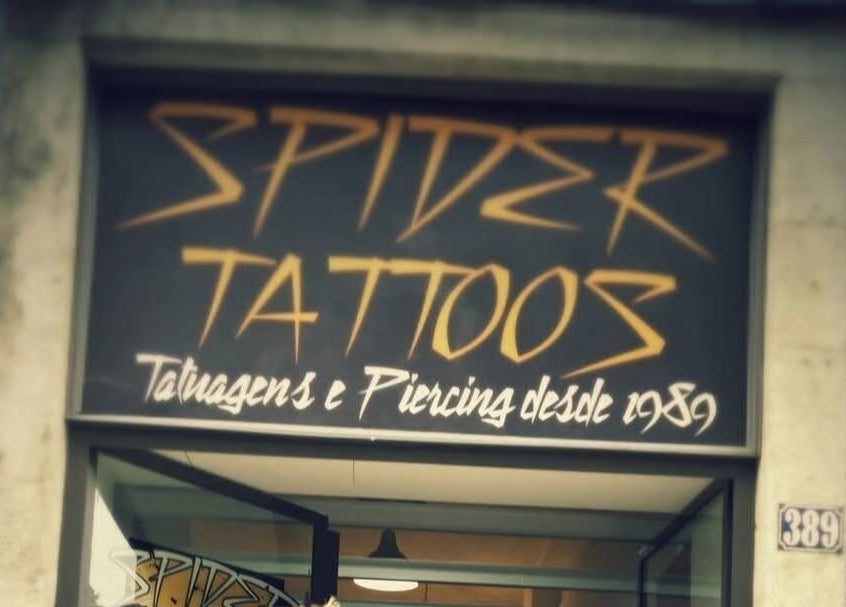 Fachada da SPIDER TATTOOS em Porto, Porto, PT, destacando tatuagens e piercings.
