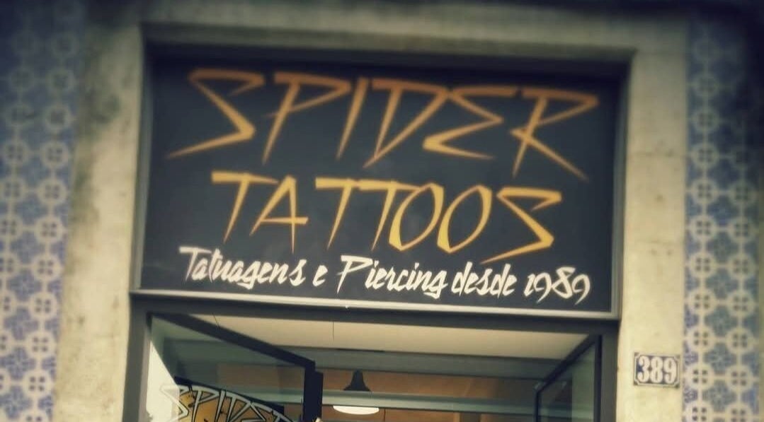 Fachada da SPIDER TATTOOS em Porto, Porto, PT, destacando tatuagens e piercings.