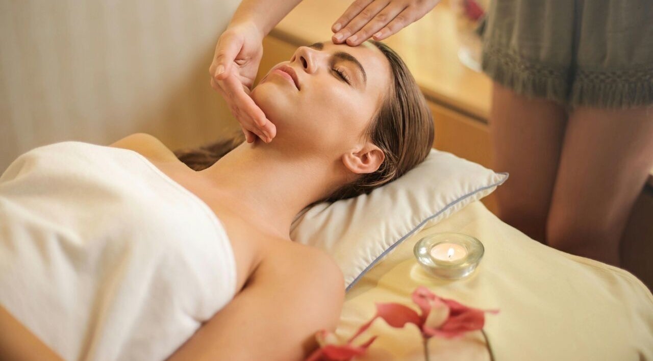Woman enjoying a relaxing massage at Asana Spa at Outrigger Kona Resort, Kailua-kona, Hawaii, US.