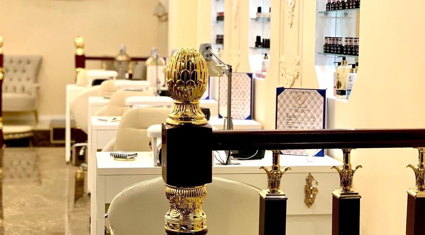 Intérieur élégant de RuzaNails à Marseille, Provence-Alpes-Côte d'Azur, FR avec des détails dorés luxueux.