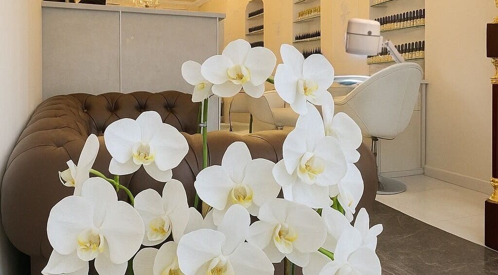 Installez-vous à RuzaNails, Marseille, Provence-Alpes-Côte d'Azur, FR, avec des orchidées blanches en décoration.