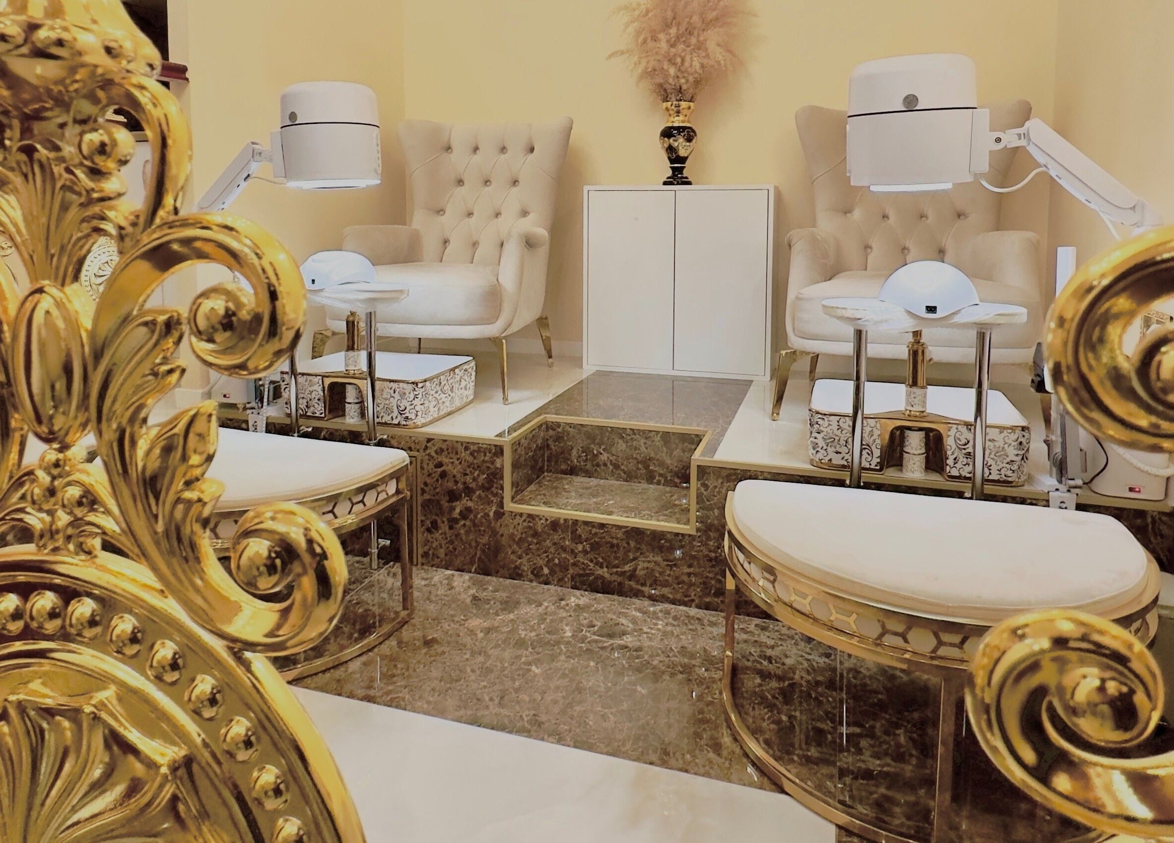Élégant salon RuzaNails à Marseille, Provence-Alpes-Côte d'Azur, FR avec fauteuils luxueux et décor doré.