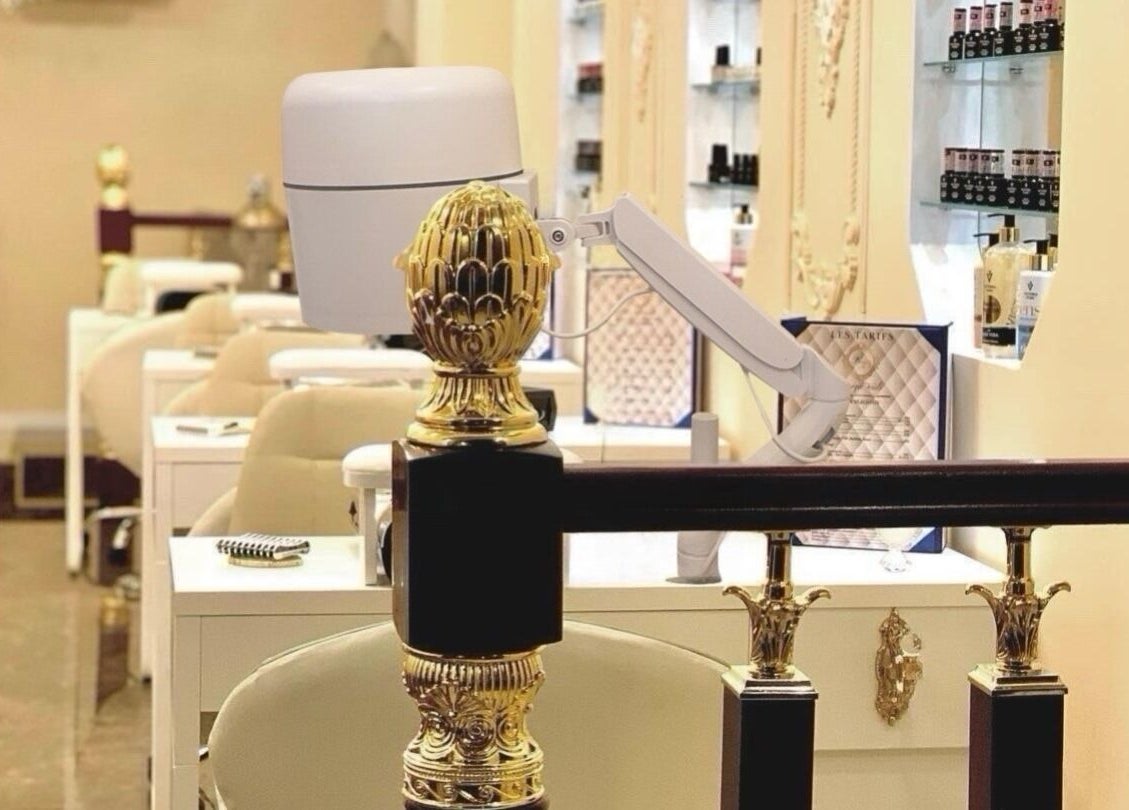 Intérieur élégant de RuzaNails à Marseille, Provence-Alpes-Côte d'Azur, FR avec fauteuils et décor doré.