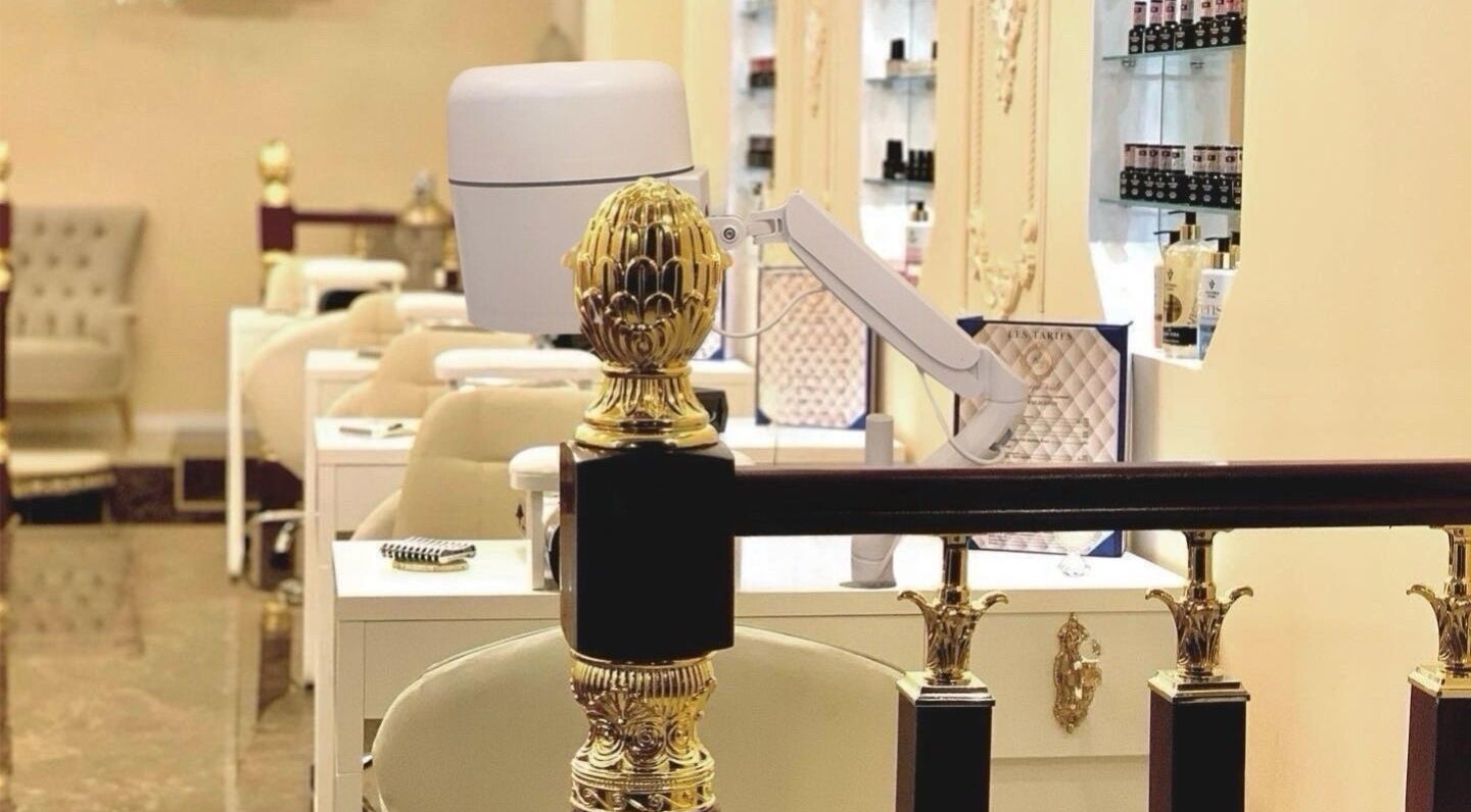 Intérieur élégant de RuzaNails à Marseille, Provence-Alpes-Côte d'Azur, FR avec fauteuils et décor doré.