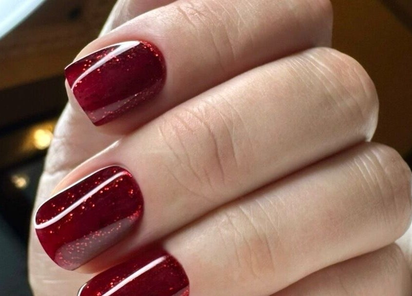 Ongles rouges scintillants chez RuzaNails, Marseille, Provence-Alpes-Côte d'Azur, FR pour un look élégant.