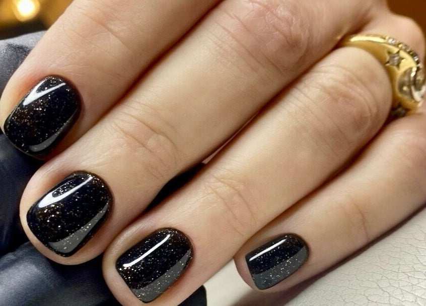 Manucure noire pailletée à RuzaNails, Marseille, Provence-Alpes-Côte d'Azur, FR, capturant l'élégance ultime.