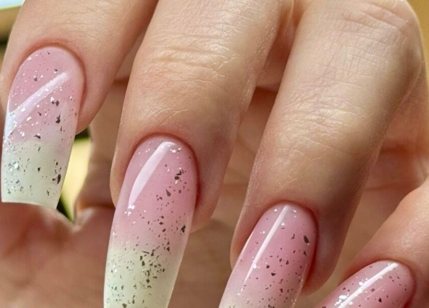 Manucure raffinée à RuzaNails, Marseille, Provence-Alpes-Côte d'Azur, FR. Ongles décorés élégamment.