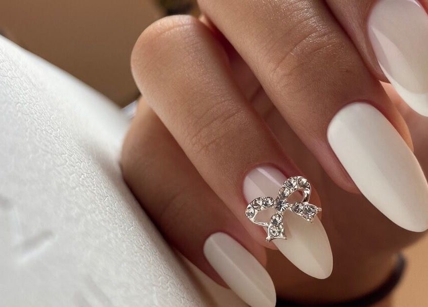 Manucure élégante chez RuzaNails à Marseille, Provence-Alpes-Côte d'Azur, FR avec décoration strass.