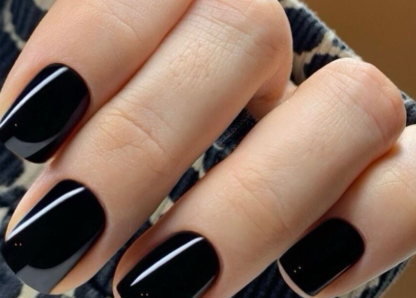 Manucure noire chic à RuzaNails, Marseille, Provence-Alpes-Côte d'Azur, FR.