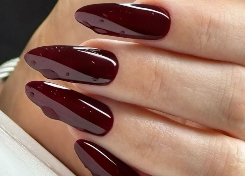 Manucure élégante avec vernis bordeaux à RuzaNails, Marseille, Provence-Alpes-Côte d'Azur, FR.