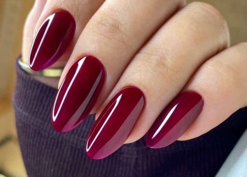 Manucure élégante à RuzaNails, Marseille, Provence-Alpes-Côte d'Azur, FR, vernis prune brillant.