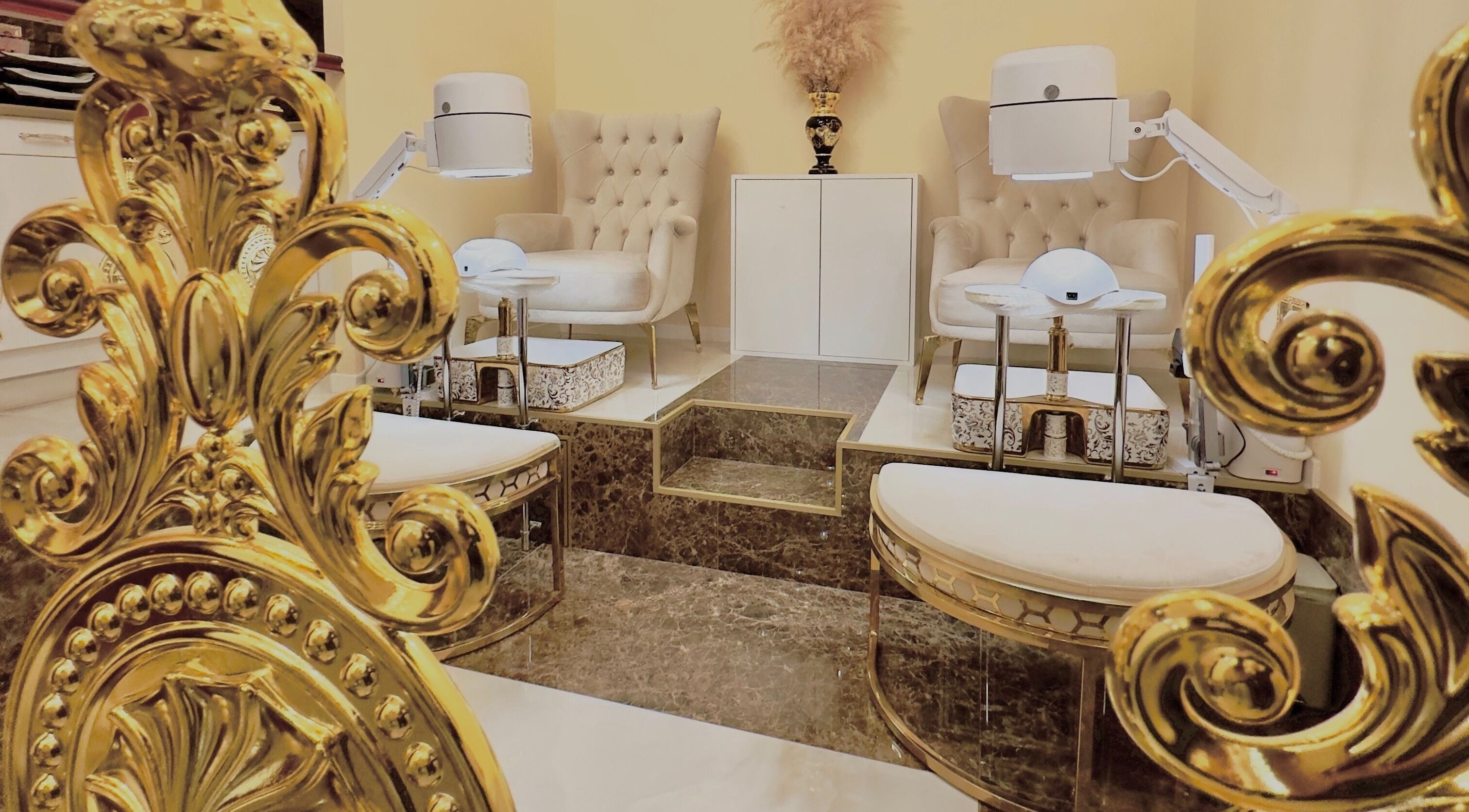 Intérieur élégant de RuzaNails, Marseille, Provence-Alpes-Côte d'Azur, FR avec fauteuils et décor doré.