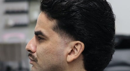 Peinado moderno en Loon Salon, San Juan, San Juan, PR, mostrando un corte lateral impecable.