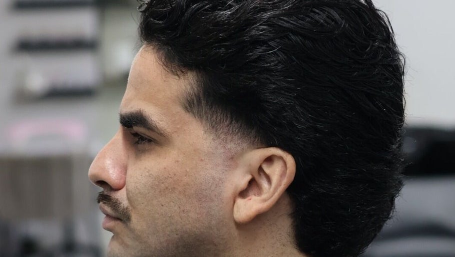 Corte masculino elegante en Loon Salon, San Juan, San Juan, PR para realzar estilo personal.