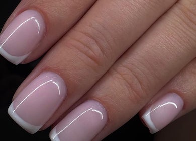 Uñas francesas elegantes en Loon Salon, San Juan, San Juan, PR. Belleza y estilo impecables.