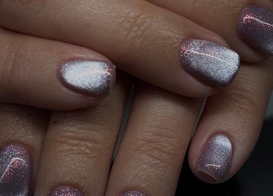 Manicura brillante en Loon Salon, San Juan, San Juan, PR, destacando elegancia y estilo en uñas.