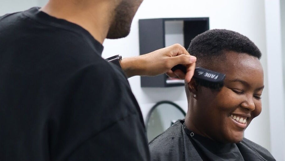 Cliente contento recibiendo corte moderno en Loon Salon, San Juan, San Juan, PR.