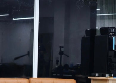 Zona de espera con máquina de café en Loon Salon, San Juan, San Juan, PR.