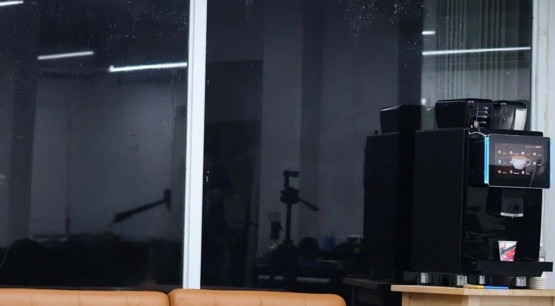 Zona de espera con máquina de café en Loon Salon, San Juan, San Juan, PR.