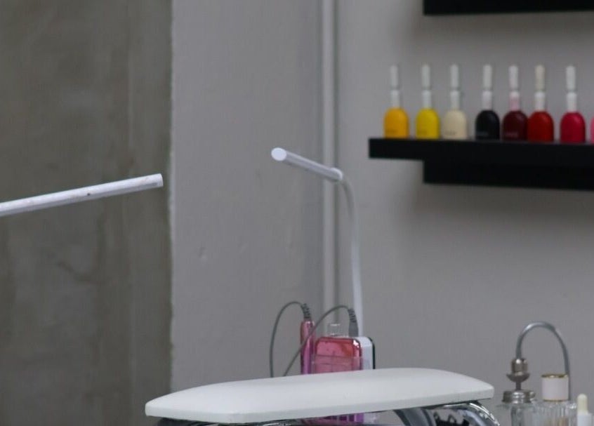 Mesa de manicura en Loon Salon, San Juan, San Juan, PR, con esmaltes y lámparas modernas.