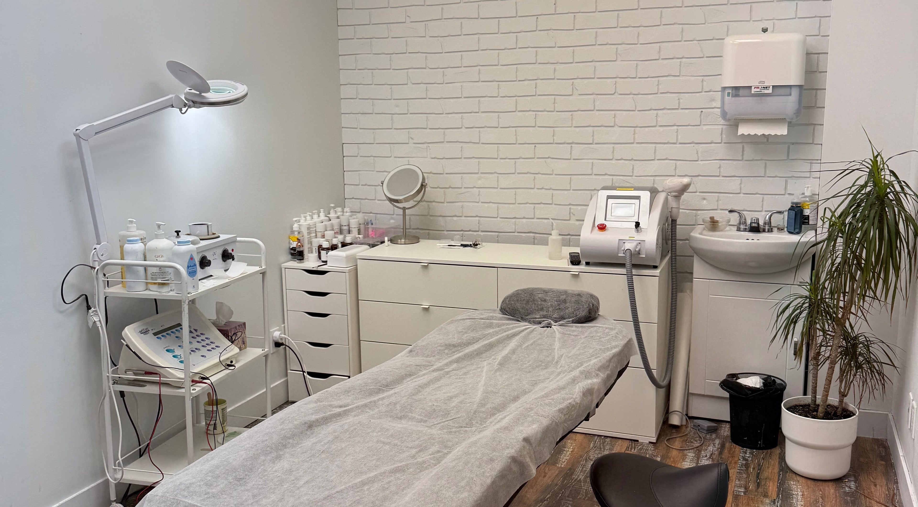 Salle de soins esthétique chez Brésilderme à Chambly, Québec, CA, équipée pour des traitements de bien-être.