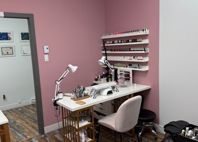 Station de manucure moderne à Brésilderme, Chambly, Québec, CA avec étagères à vernis professionnelles.
