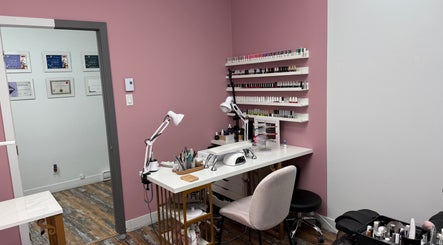 Station de manucure moderne à Brésilderme, Chambly, Québec, CA avec étagères à vernis professionnelles.