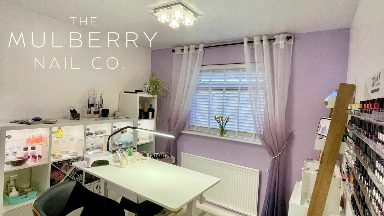 Nếu bạn đam mê phong cách của Mulberry Nail Co Ltd., thì hãy cùng thực hiện Thiết kế phòng làm móng theo phong cách Mulberry Nail Co Ltd.. Với những ý tưởng sáng tạo và những mẹo trang trí độc đáo, bạn sẽ có một phòng làm móng sang trọng và đúng chất Mulberry.