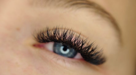 Lashes by Jodene图像3