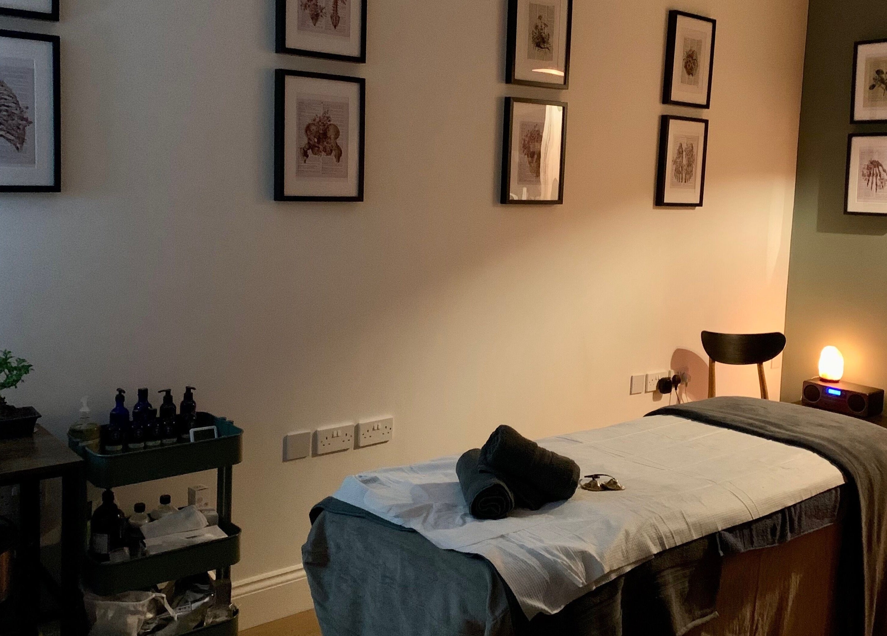 Relaxing massage room at Sans Peur Therapies, Lenzie, Scotland, GB. Soft lighting and soothing decor.