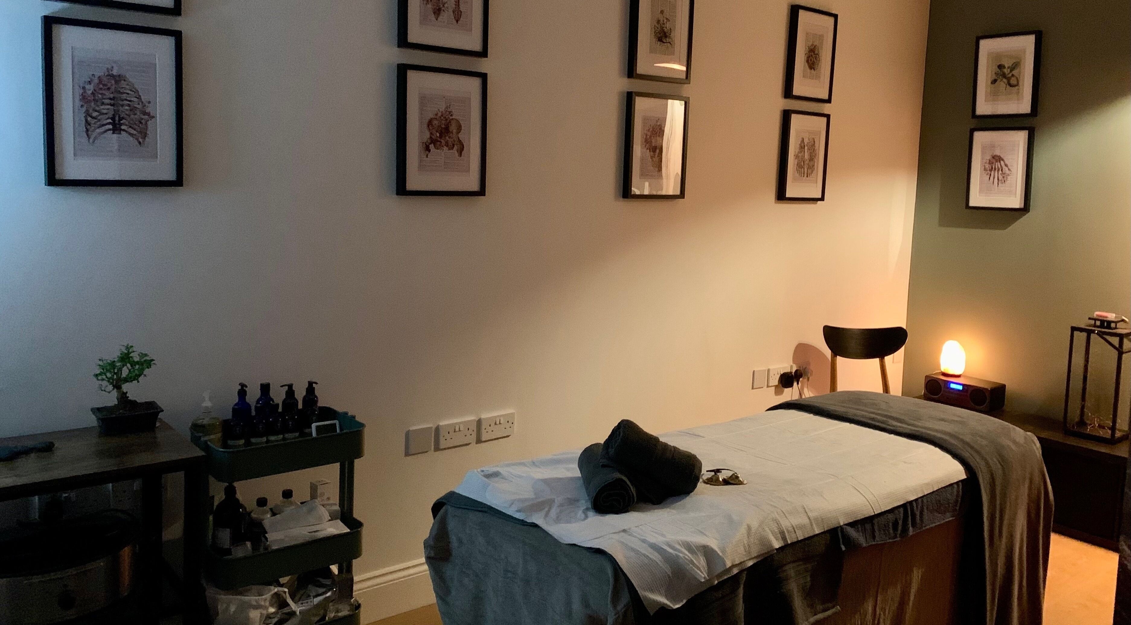 Relaxing massage room at Sans Peur Therapies, Lenzie, Scotland, GB. Soft lighting and soothing decor.