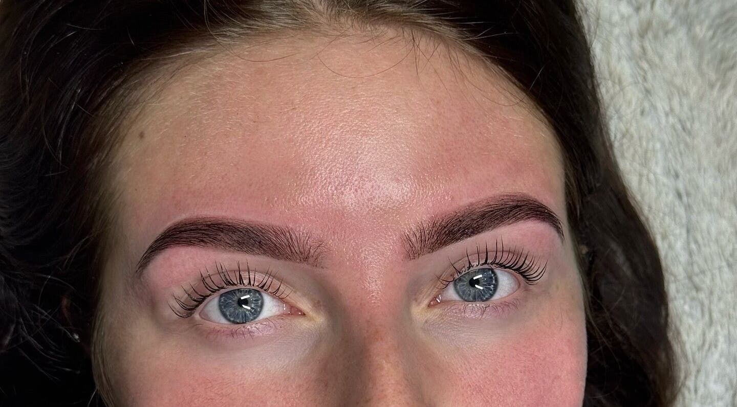 Perfectly shaped eyebrows and lashes at Lash Nco, Stirling, Scotland, GB. A stunning beauty transformation.