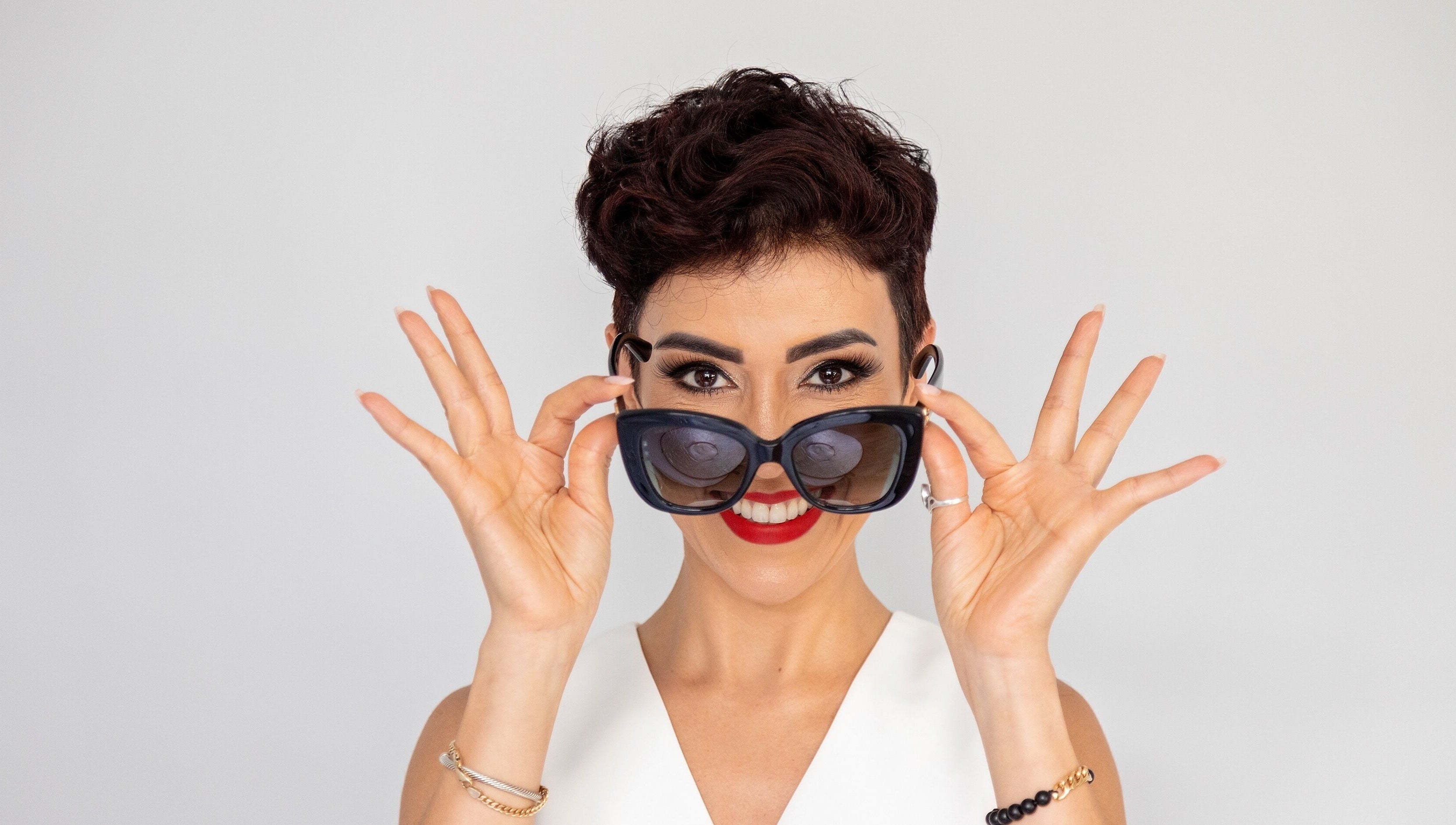 Smiling woman with sunglasses at Privé Faces, Ashburn, Virginia, US.