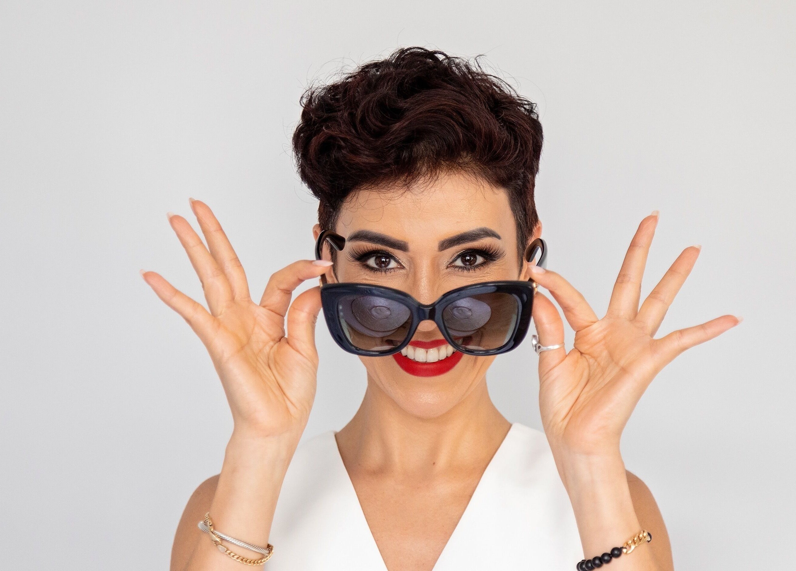 Smiling woman with sunglasses at Privé Faces, Ashburn, Virginia, US.