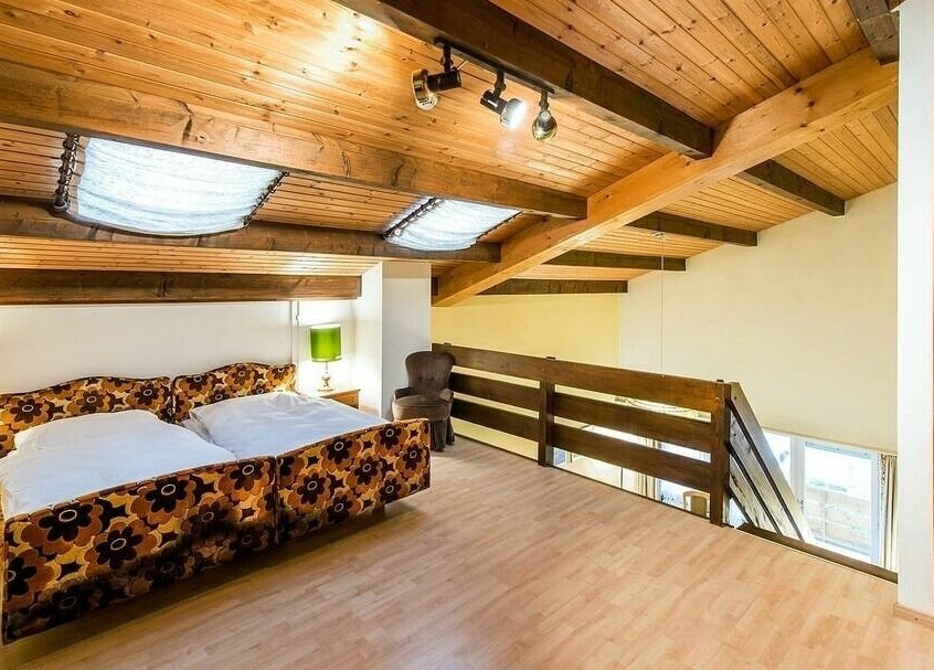 Gemütliches Schlafzimmer im Dachgeschoss von Badehotel Salina Maris, Breiten Ob Mörel, Wallis, CH.