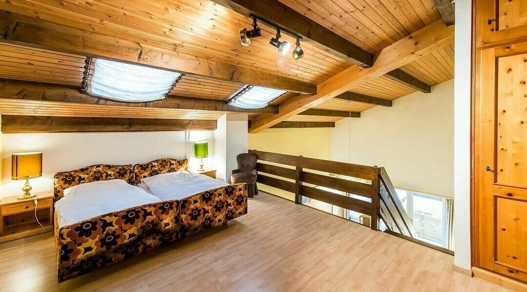 Gemütliches Schlafzimmer im Dachgeschoss von Badehotel Salina Maris, Breiten Ob Mörel, Wallis, CH.