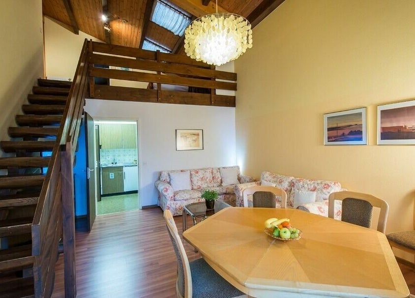 Gemütliches Wohnzimmer im Badehotel Salina Maris, Breiten Ob Mörel, Wallis, CH, mit Holzbalkendecke.