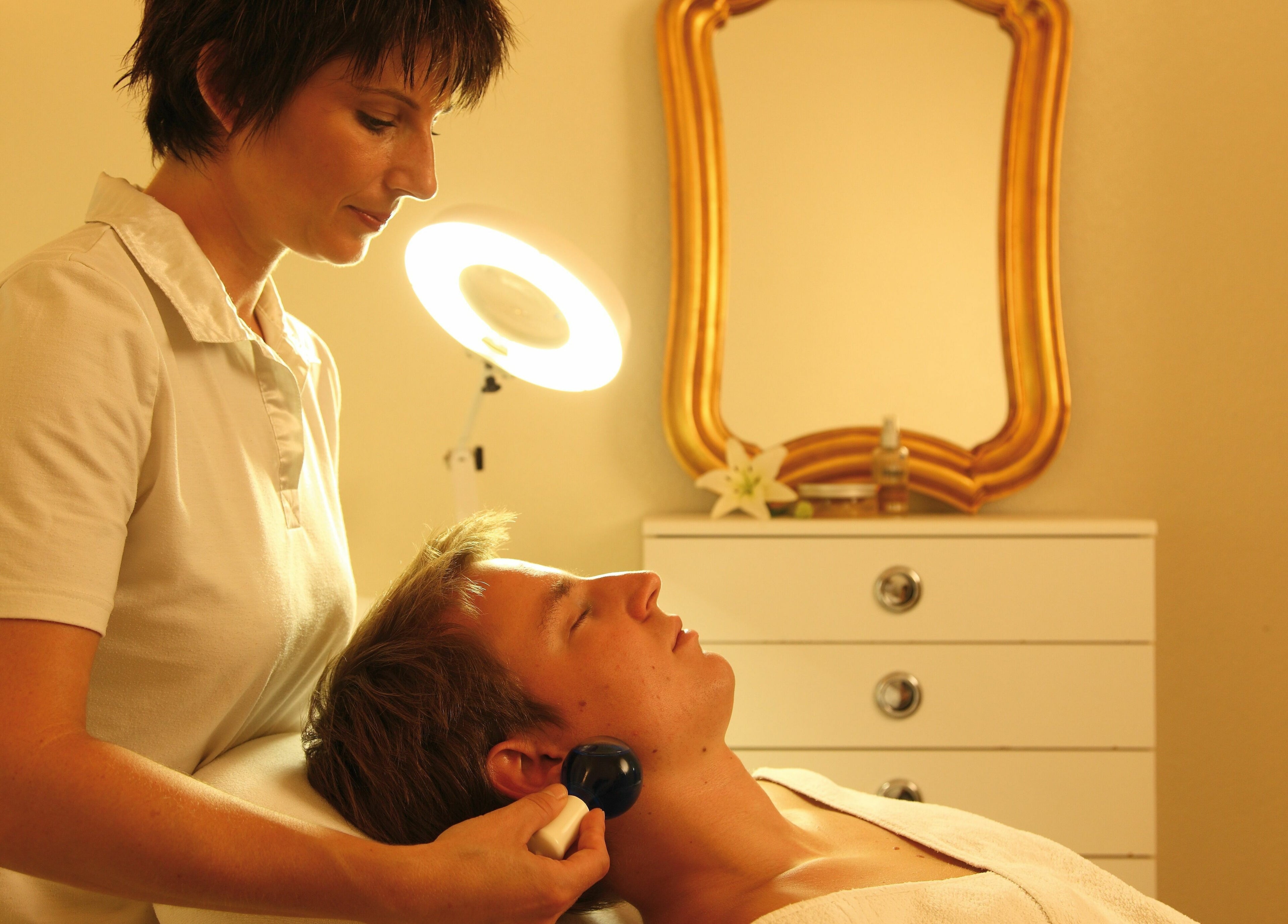 Entspannende Gesichtsbehandlung im Badehotel Salina Maris, Breiten Ob Mörel, Wallis, CH.