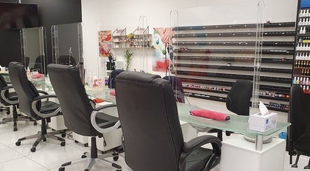 Royal Nail Spa Kelston imaginea 3